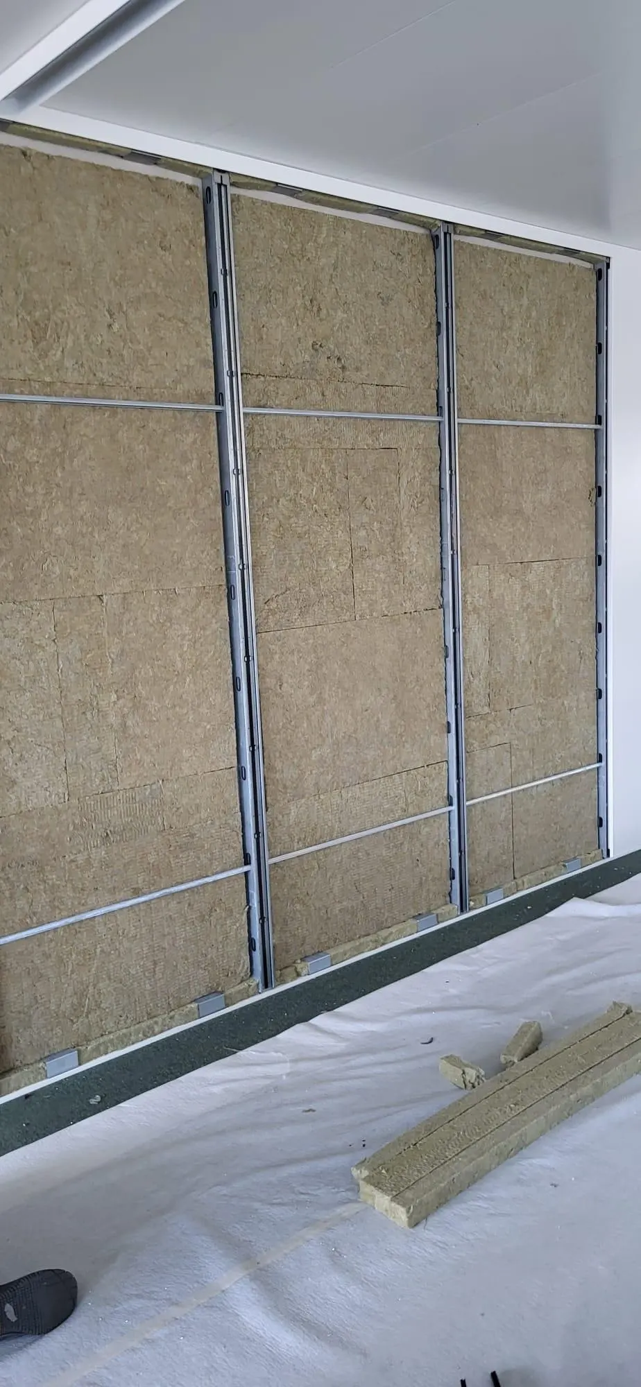 Ständerwerk mit Mineralwolle-Dämmung vor der Beplankung, Schallschutz-Detail