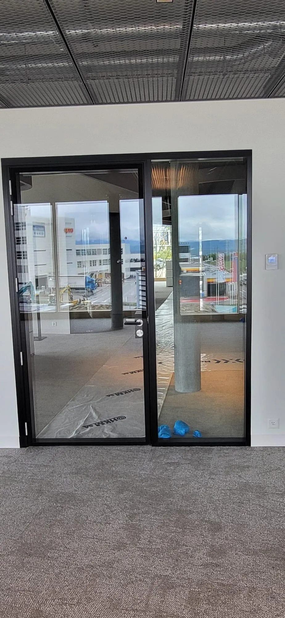 Schwarz gerahmte Glas-Schiebetür mit Aussicht, Teppichboden