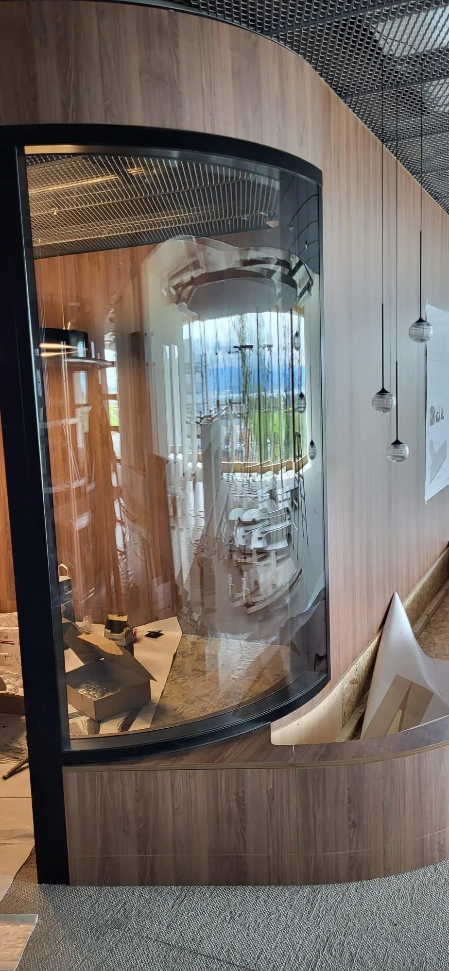 Meetingbox aus Holz mit gebogener Glasfront, Hochformat