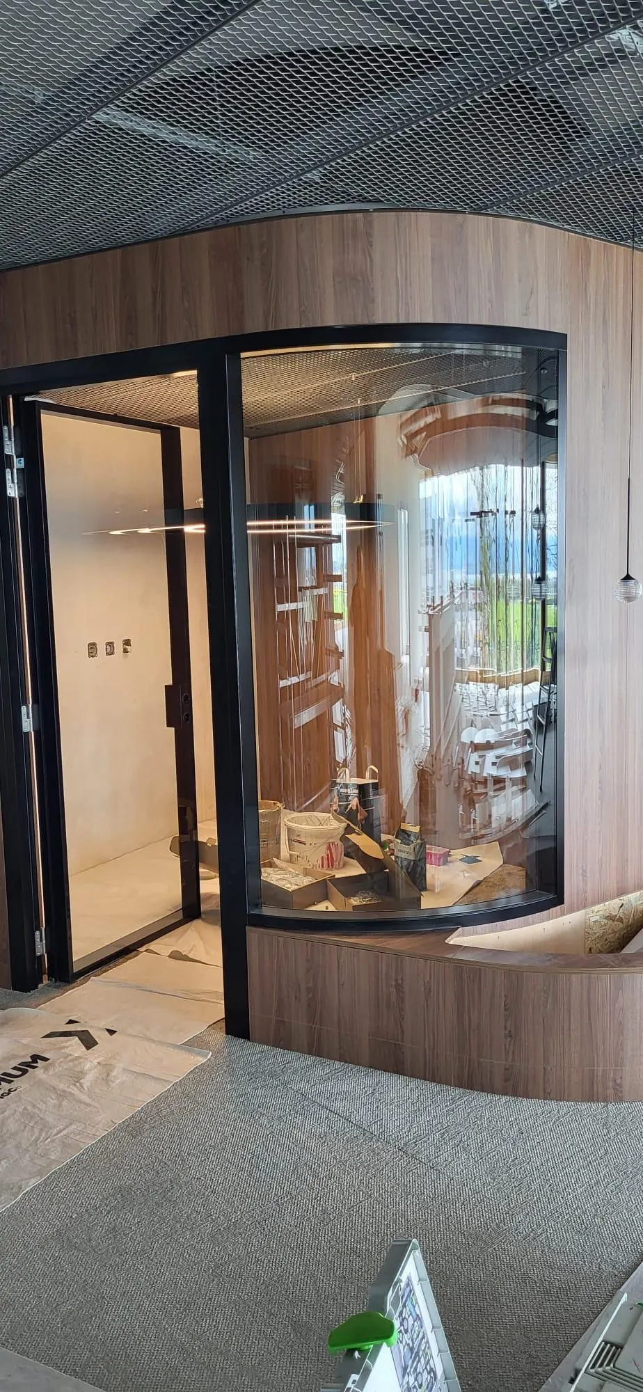 Innenansicht einer Meetingbox aus Holz mit Glastür