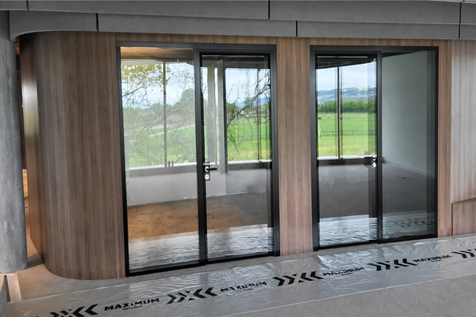 Meetingbox aus Holz mit zwei Glas-Schiebetüren und Landschaftsblick