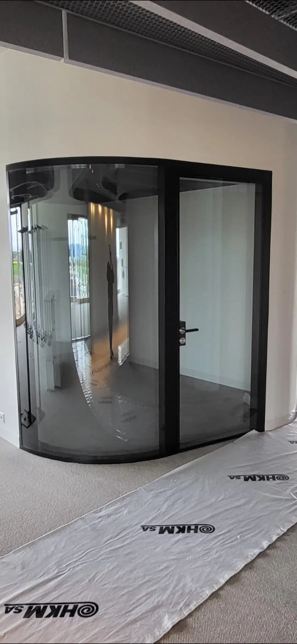 Freistehende Telefonbox mit Rauchglas während der Montage