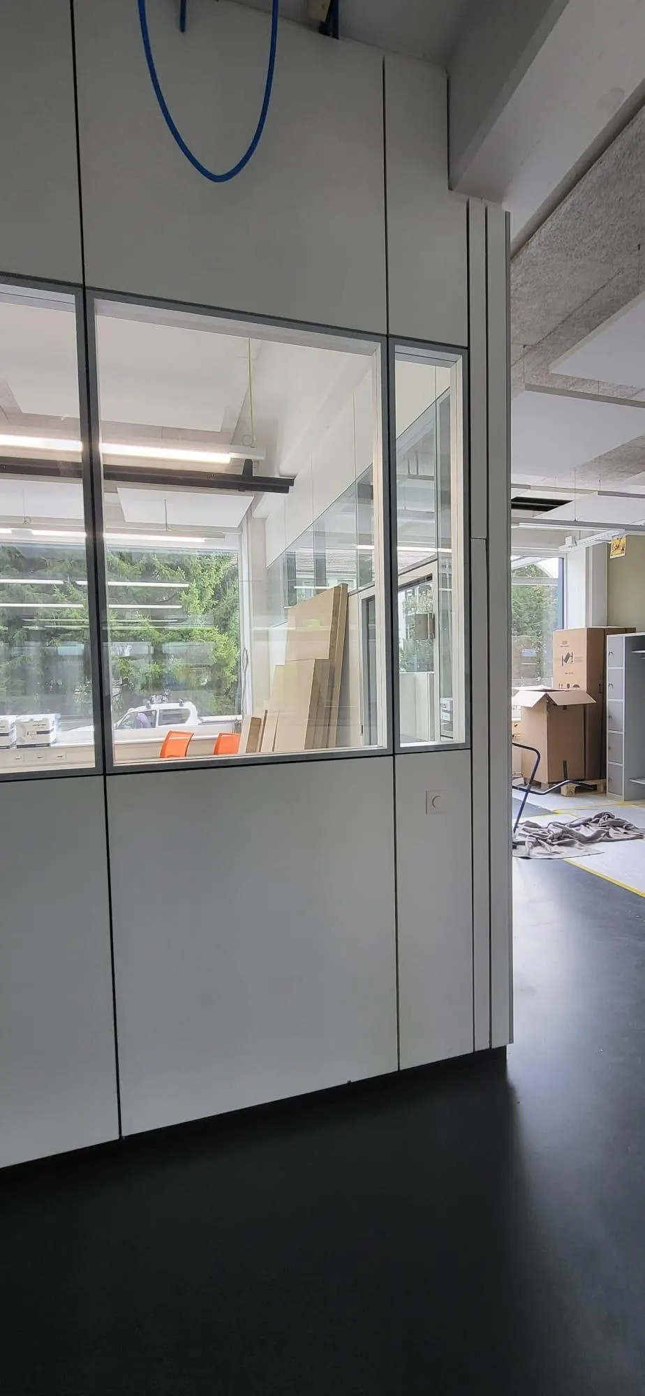Vollwand mit Glasaufsatz in einer Halle bzw. Werkstatt