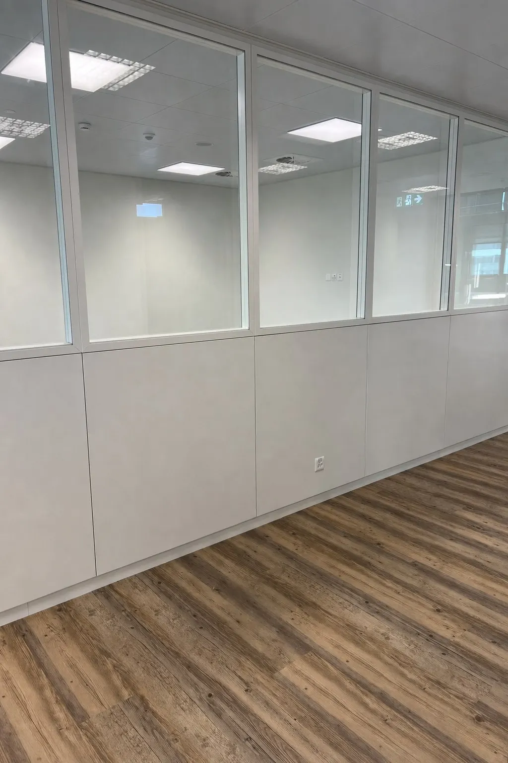 Vollwand mit Glasaufsatz auf Parkettboden