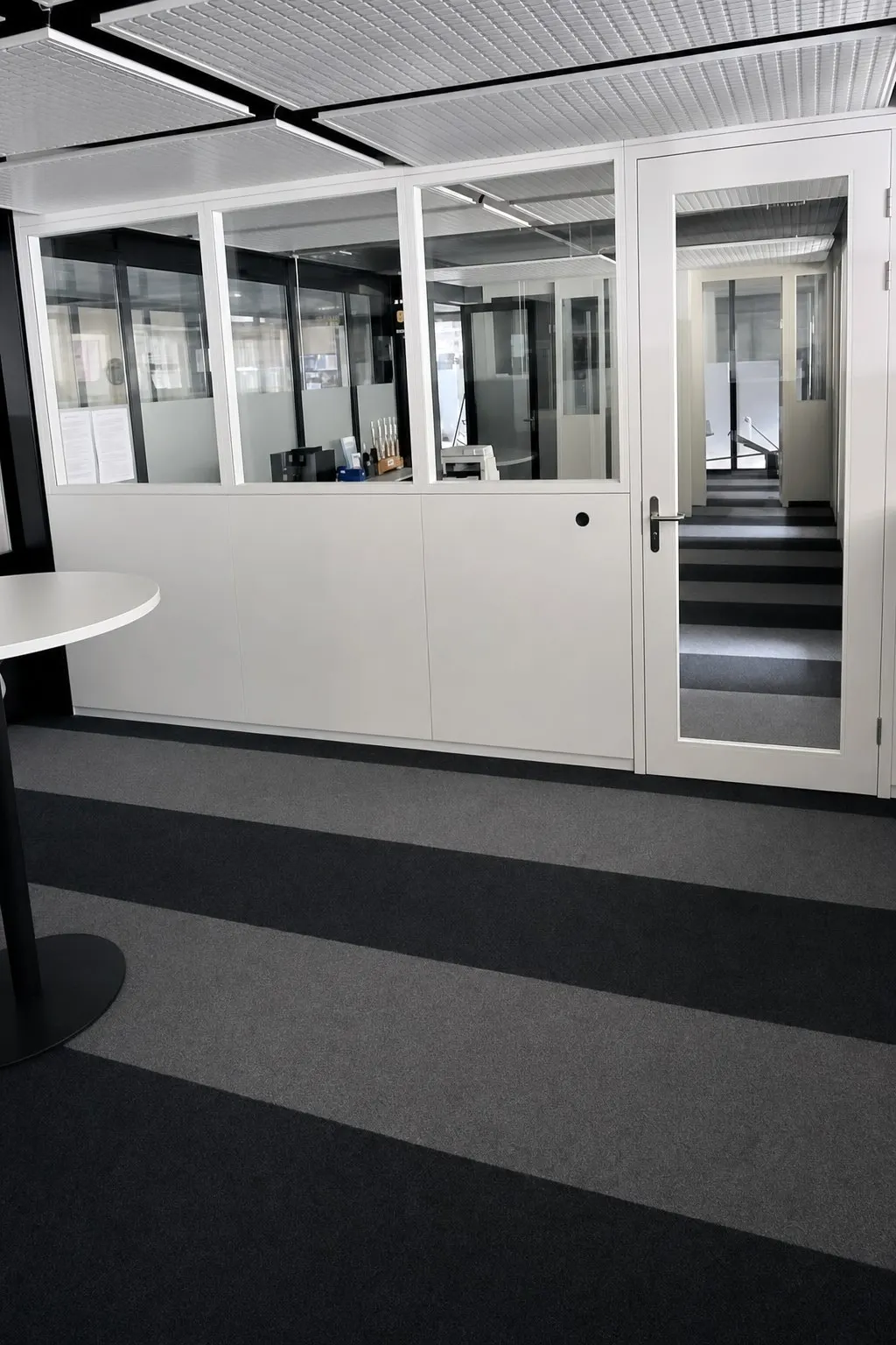 Vollwand mit Glasaufsatz und Tür in einem Büro