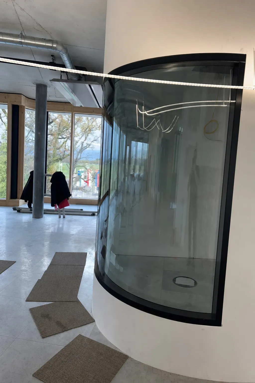 Gebogene Telefonbox mit Rauchglas, Detailansicht der Tür